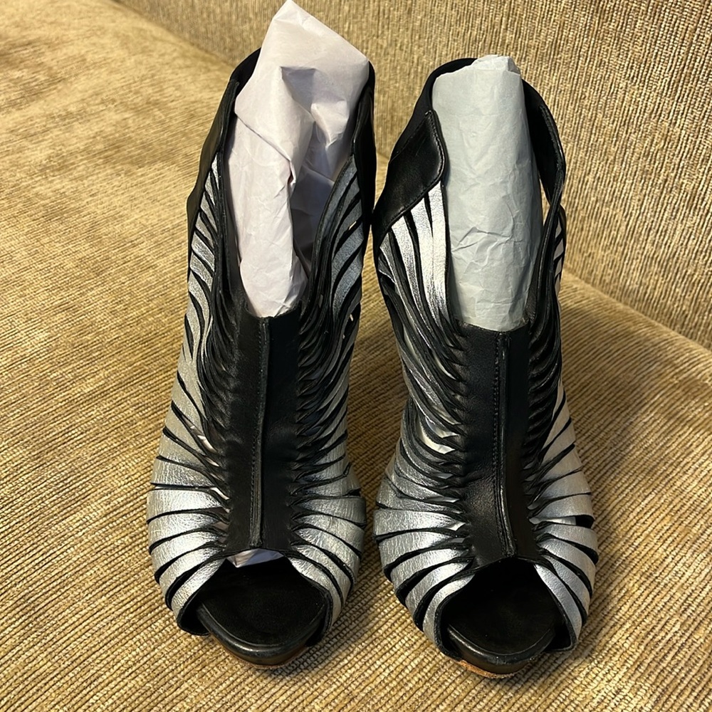 ALEXANDER MCQUEEN bicolor platform heels